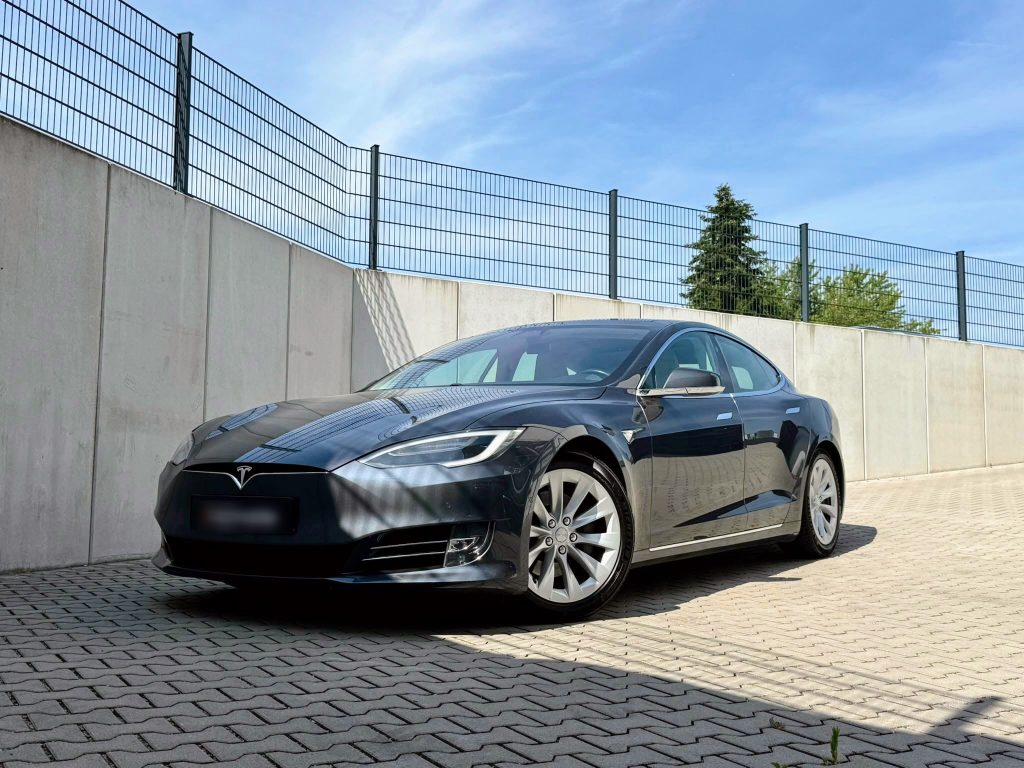 04.2017 Tesla Model S 75D Autopilot Comfort