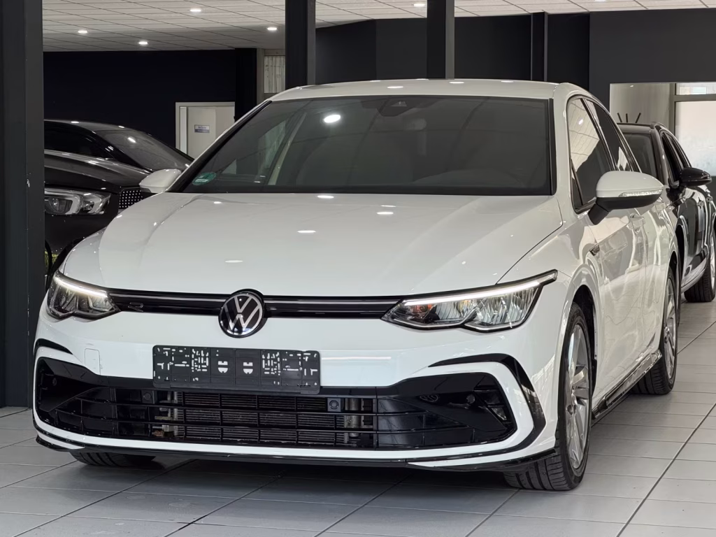 08.2022 Volkswagen Golf VIII 1.5 eTSI R-LINE